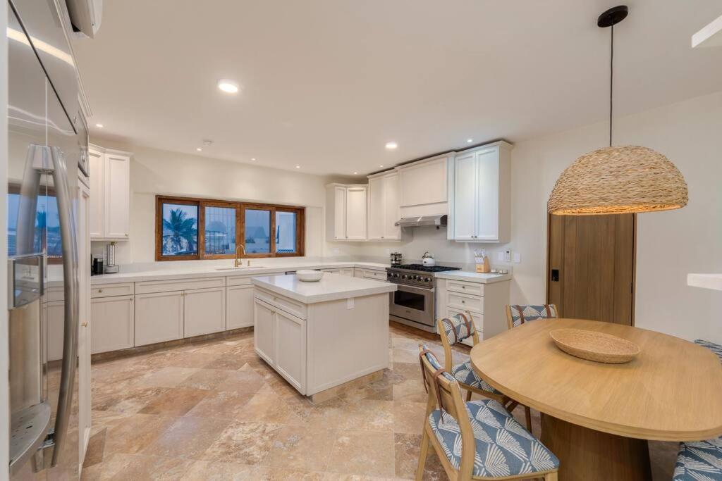 Casa La Pinata 7br - Concierge And Maid Included Villa