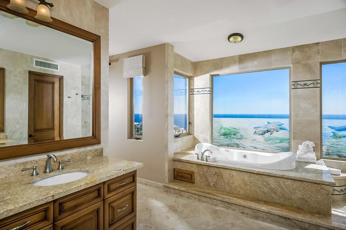 Azure, Cabos Villa