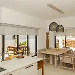 Casa Gallo, Heated Pool, Exclusive Beach & Great Location