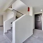 Completely Remodeled 2Bd-2Ba Plaza Bonita
