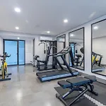 Exquisite Beachside 2 Bedroom Gym & Rooftop Pool