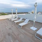 Exquisite Beachside 2 Bedroom Gym & Rooftop Pool