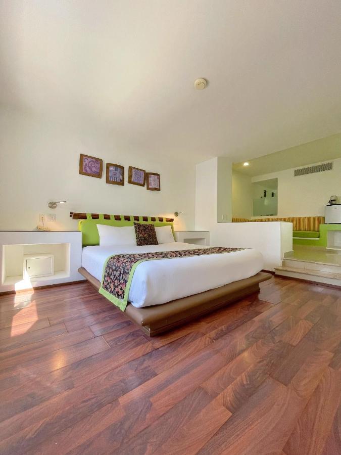 Seven Crown Express & By Kavia Hotel