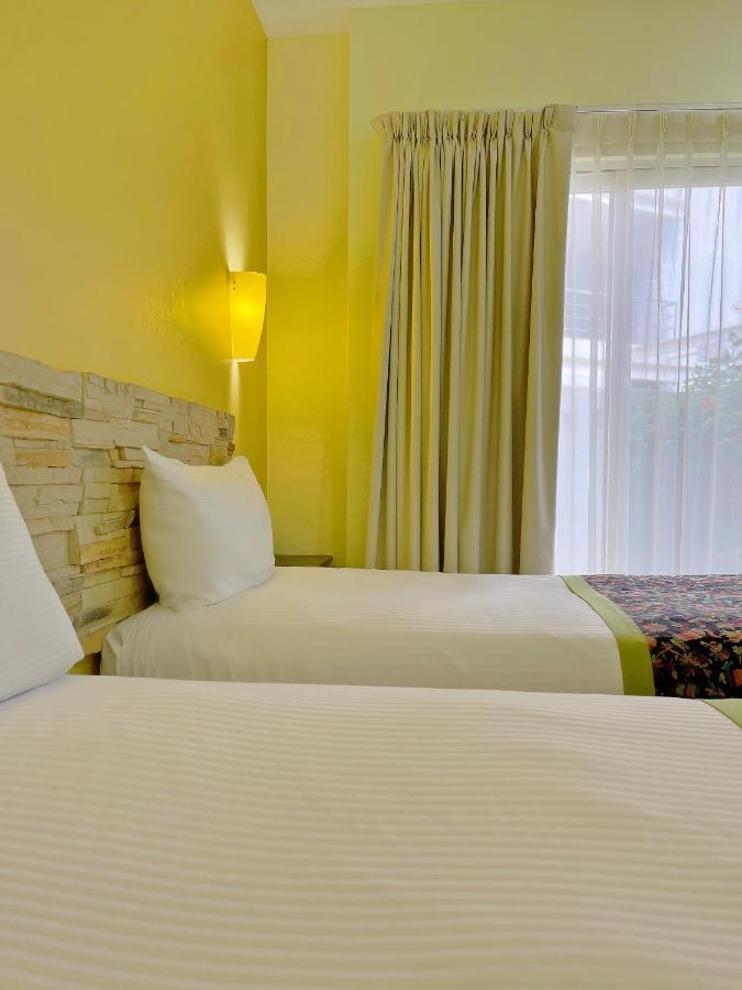 Seven Crown Express & By Kavia Hotel