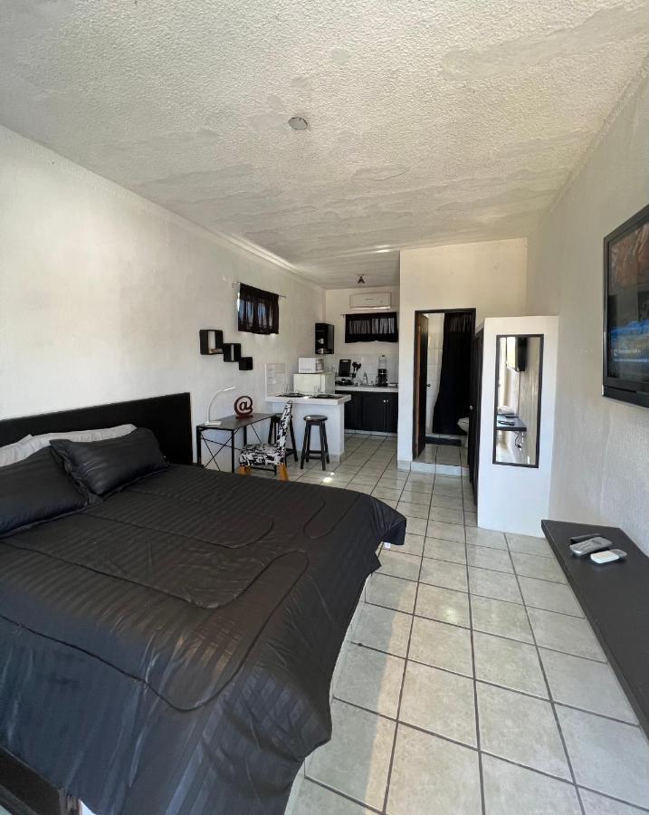 Cozy Black And White Studio Apartamento *