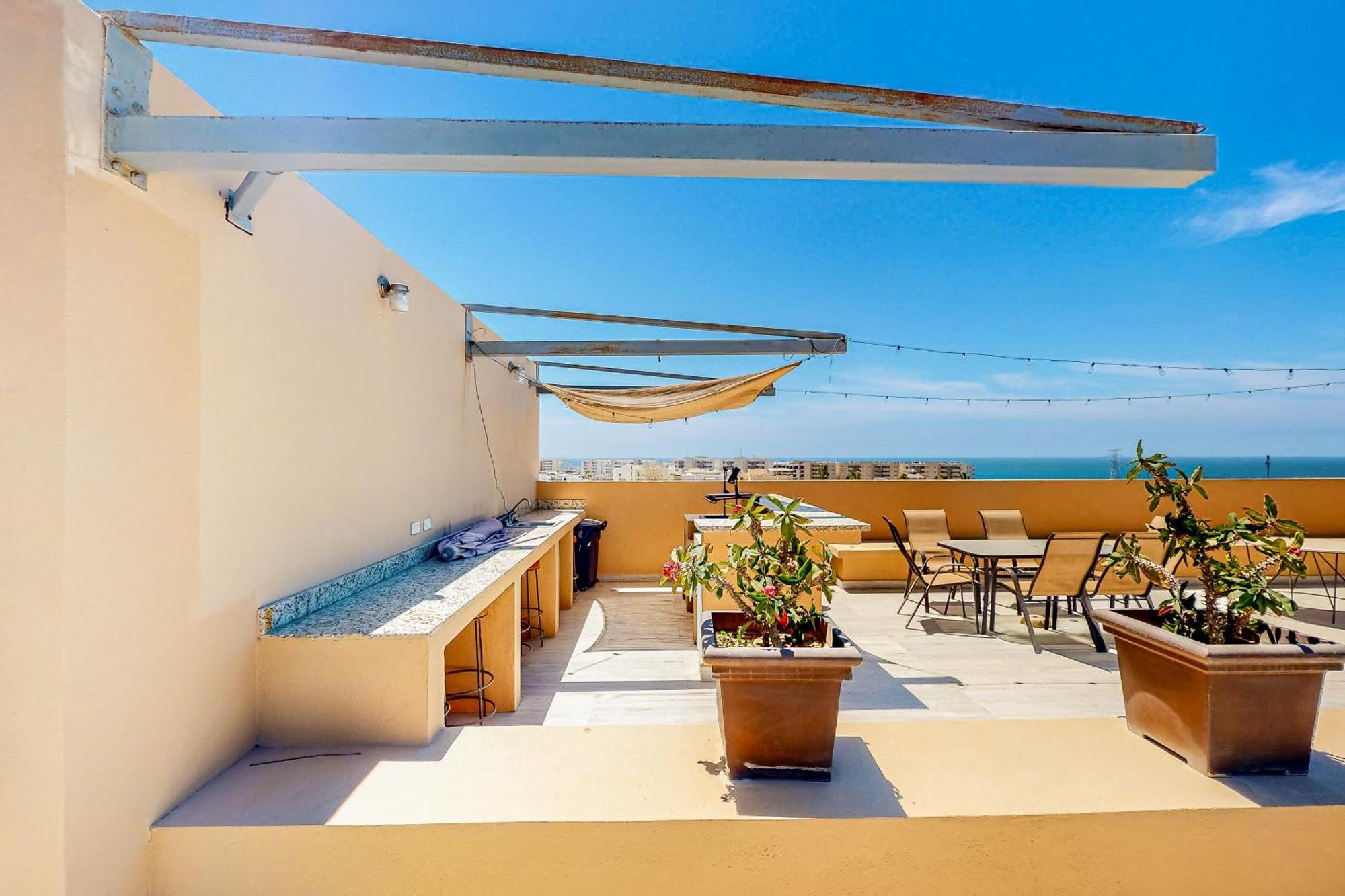 Rooftop Retreat At Colinas Del Tezal 202 Apartamento
