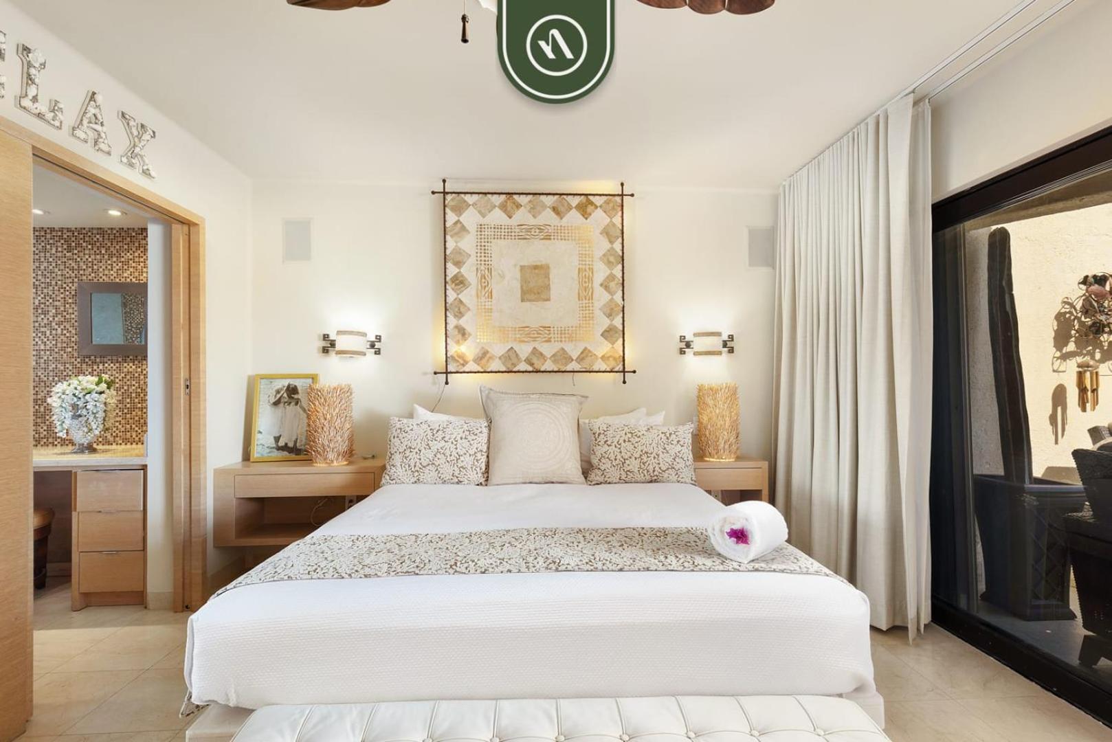 Oceanfront 3 Bedroom Right In Front Of The Cabo San Lucas