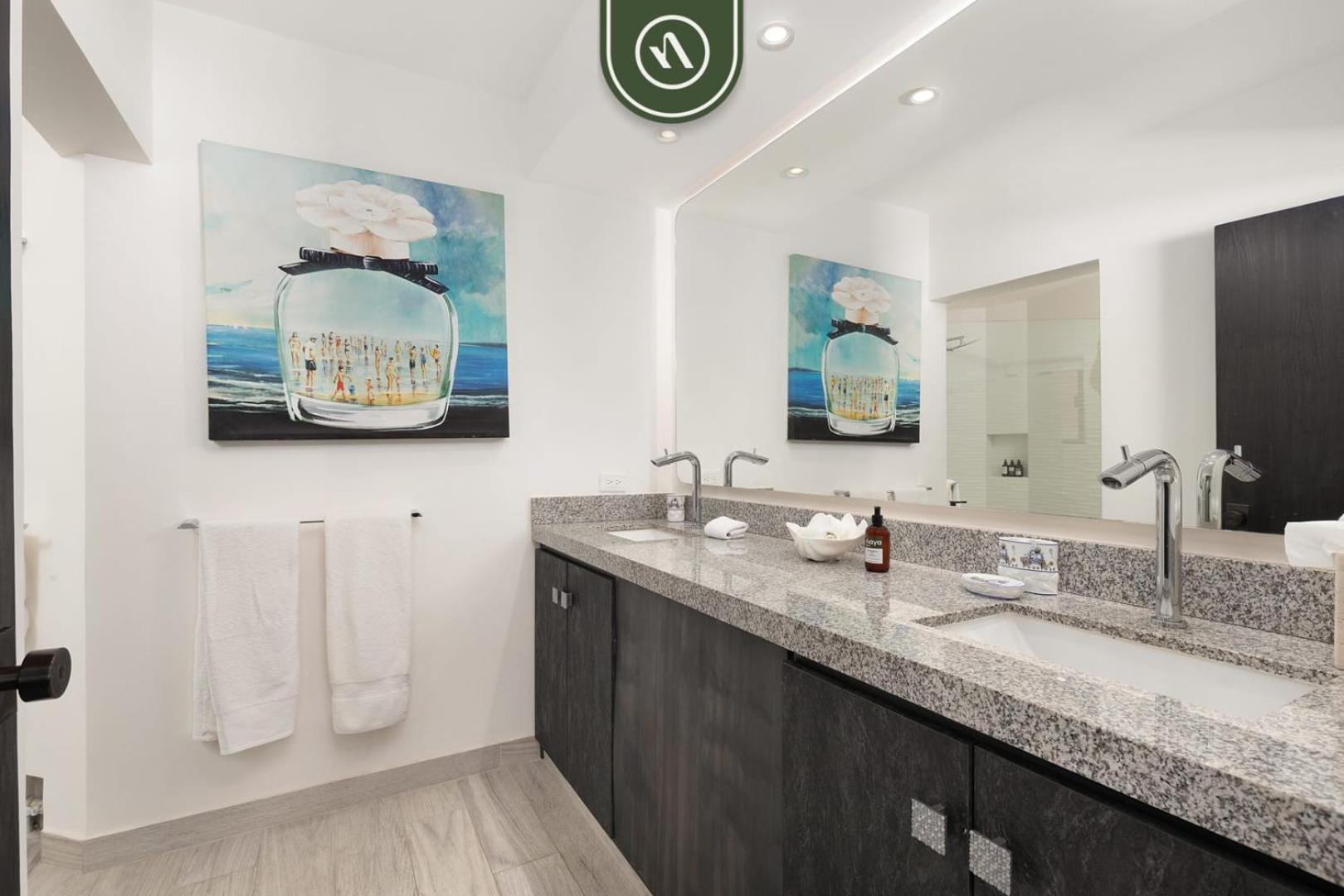 Luxury Beachfront 2 Bedroom - Pool - King Beds Apartment