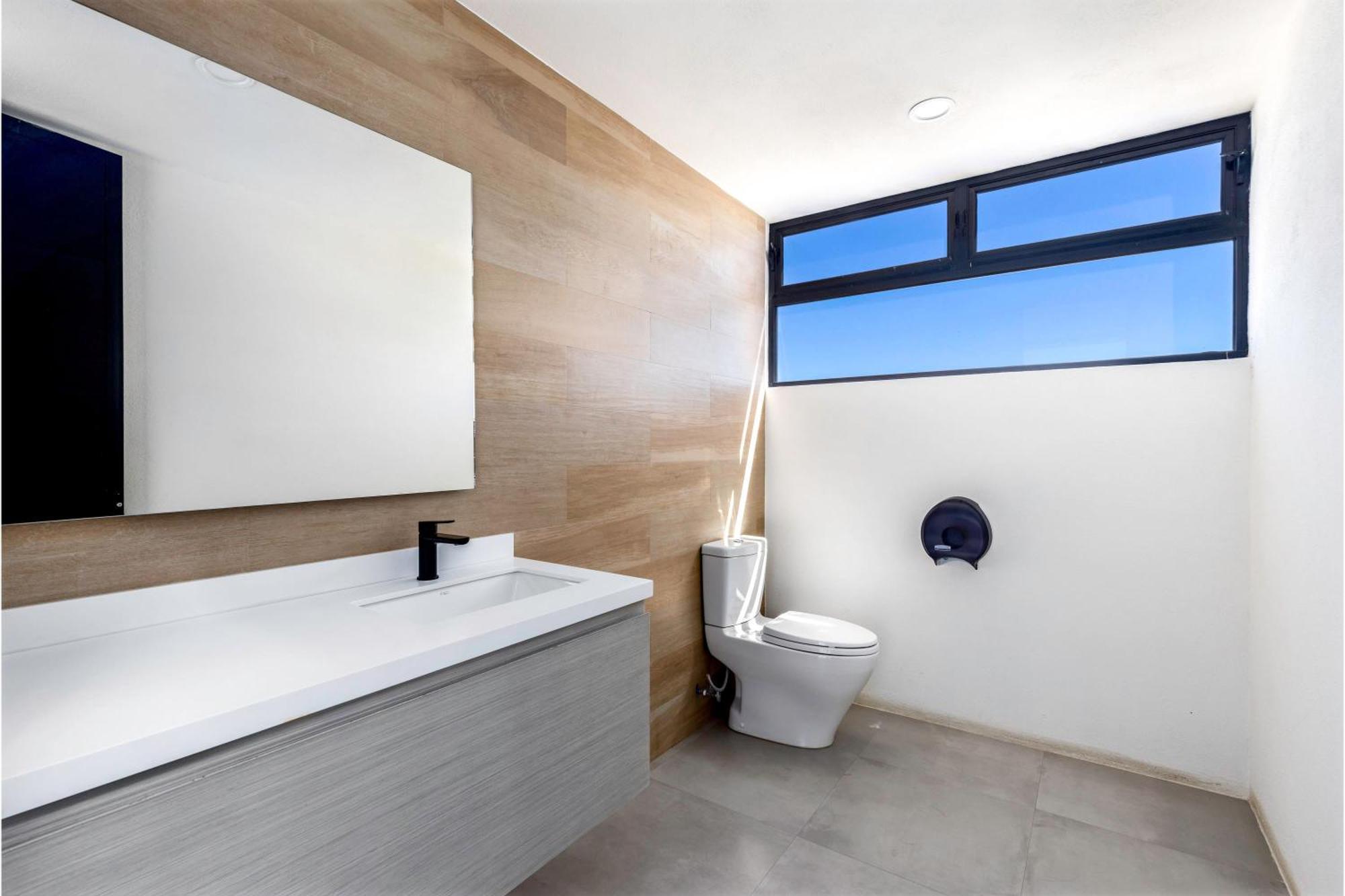 Exquisite Beachside 2 Bedroom Gym & Rooftop Pool Holiday home