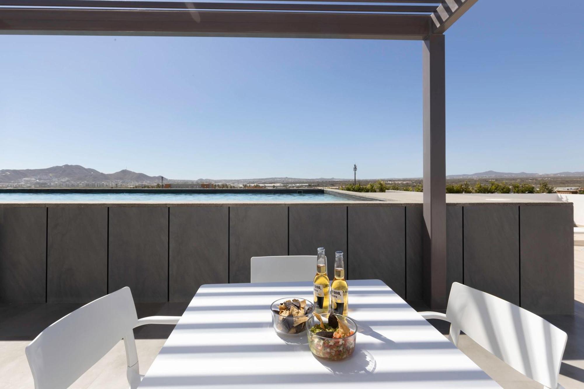 Exquisite Beachside 2 Bedroom Gym & Rooftop Pool *