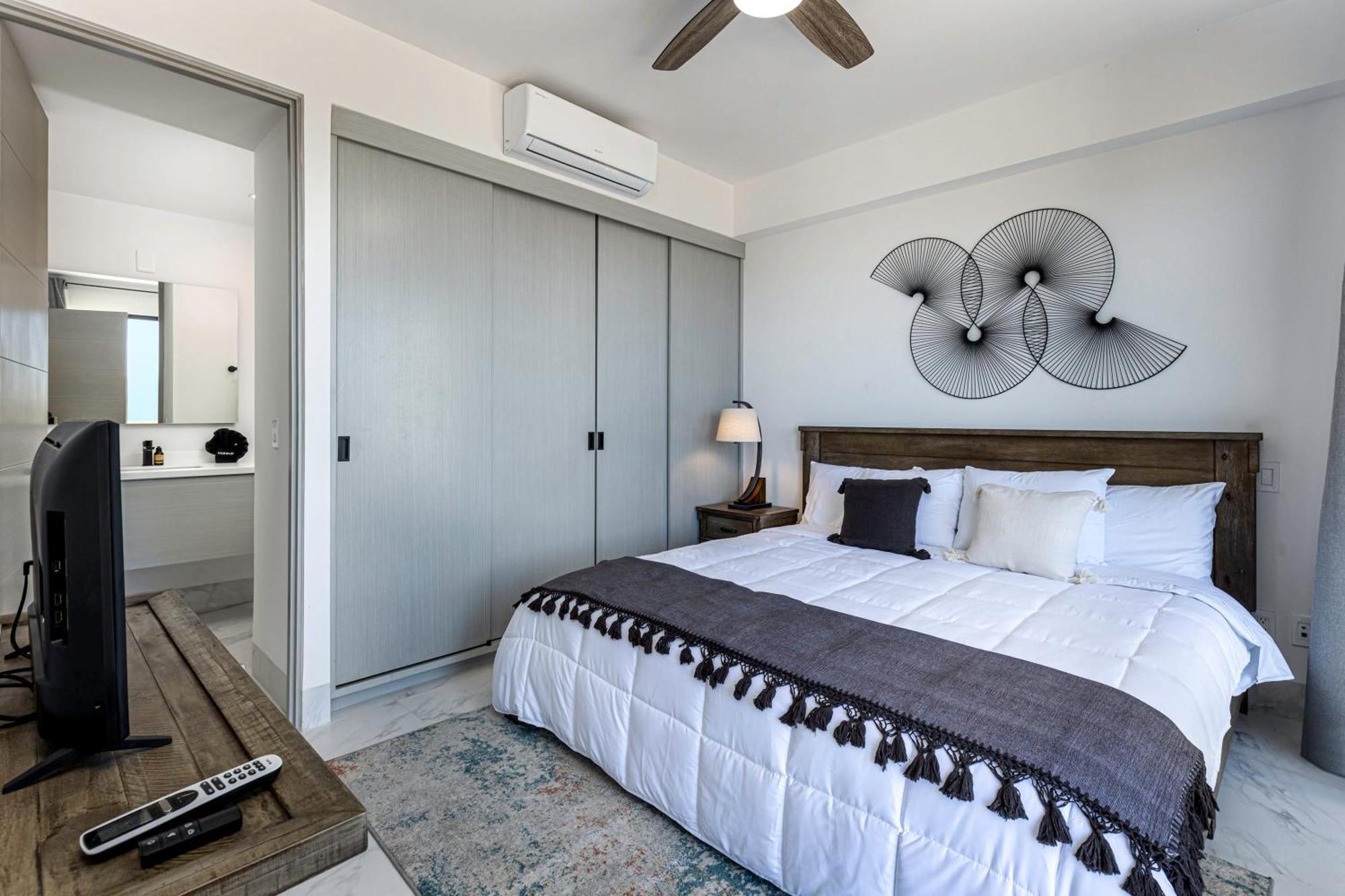 Exquisite Beachside 2 Bedroom Gym & Rooftop Pool *