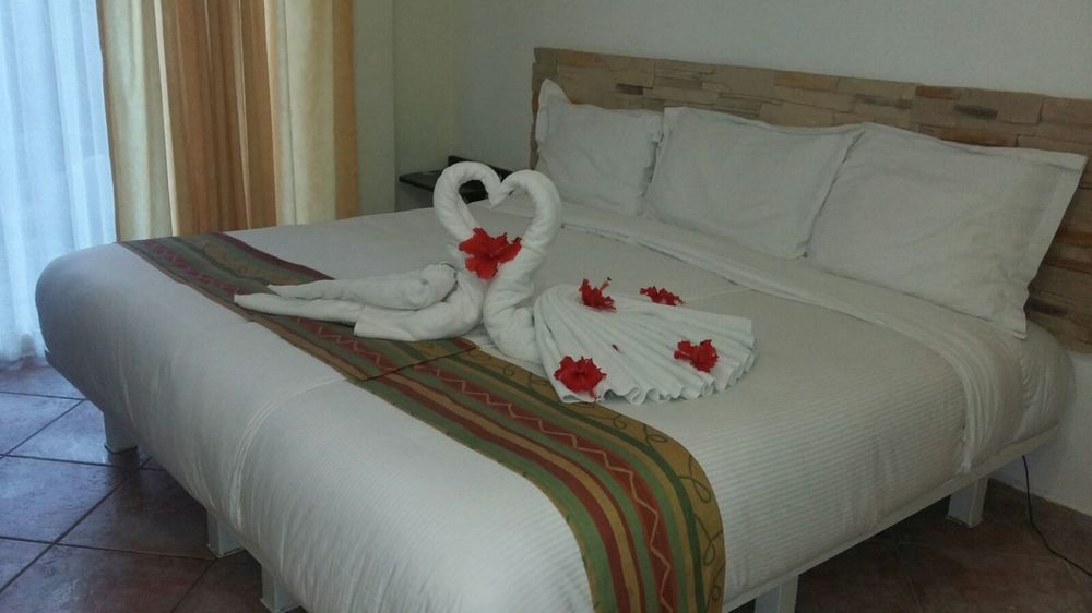 Seven Crown Express & By Kavia Hotel