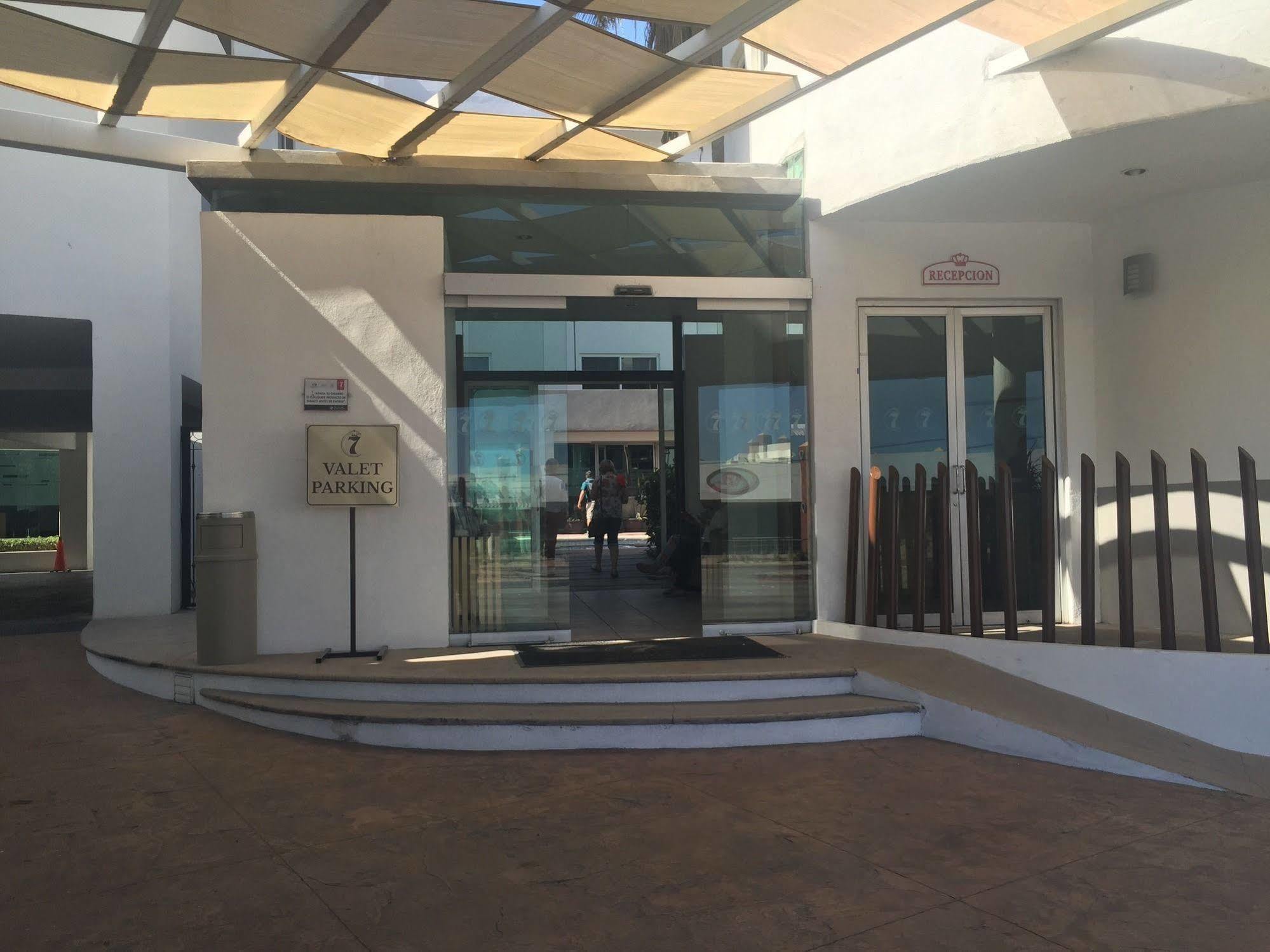 Hotel Seven Crown Express & By Kavia 3*