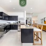Brand New 3 Bedroom Penthouse - Oceanview Rooftop Pool