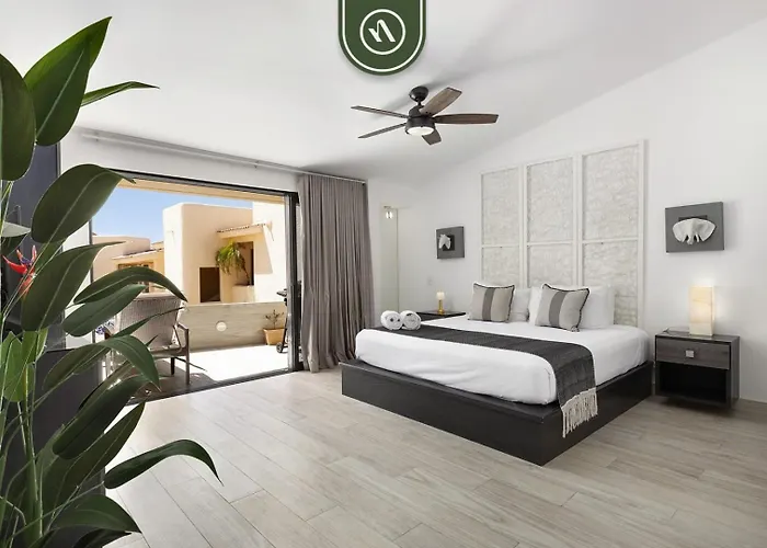 Luxury Beachfront 2 Bedroom Condo - Pool - King Beds