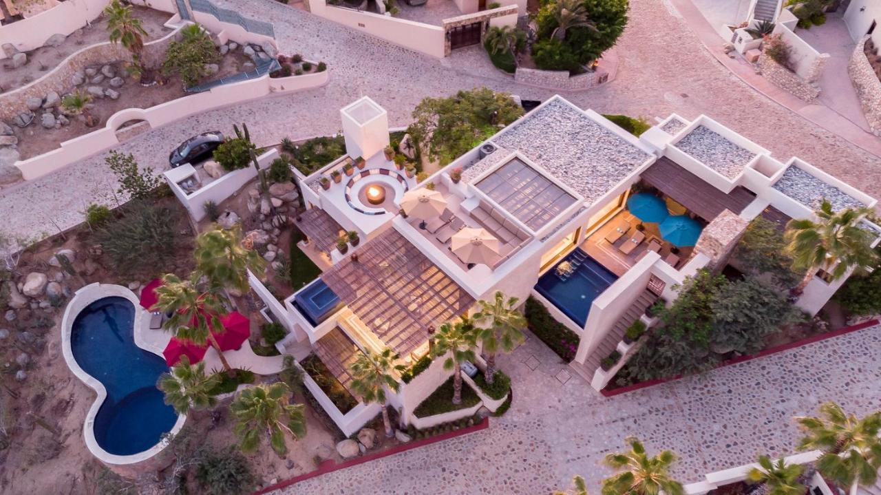 Contemporary With 2 Pools, Walking Distance To And Butler Included