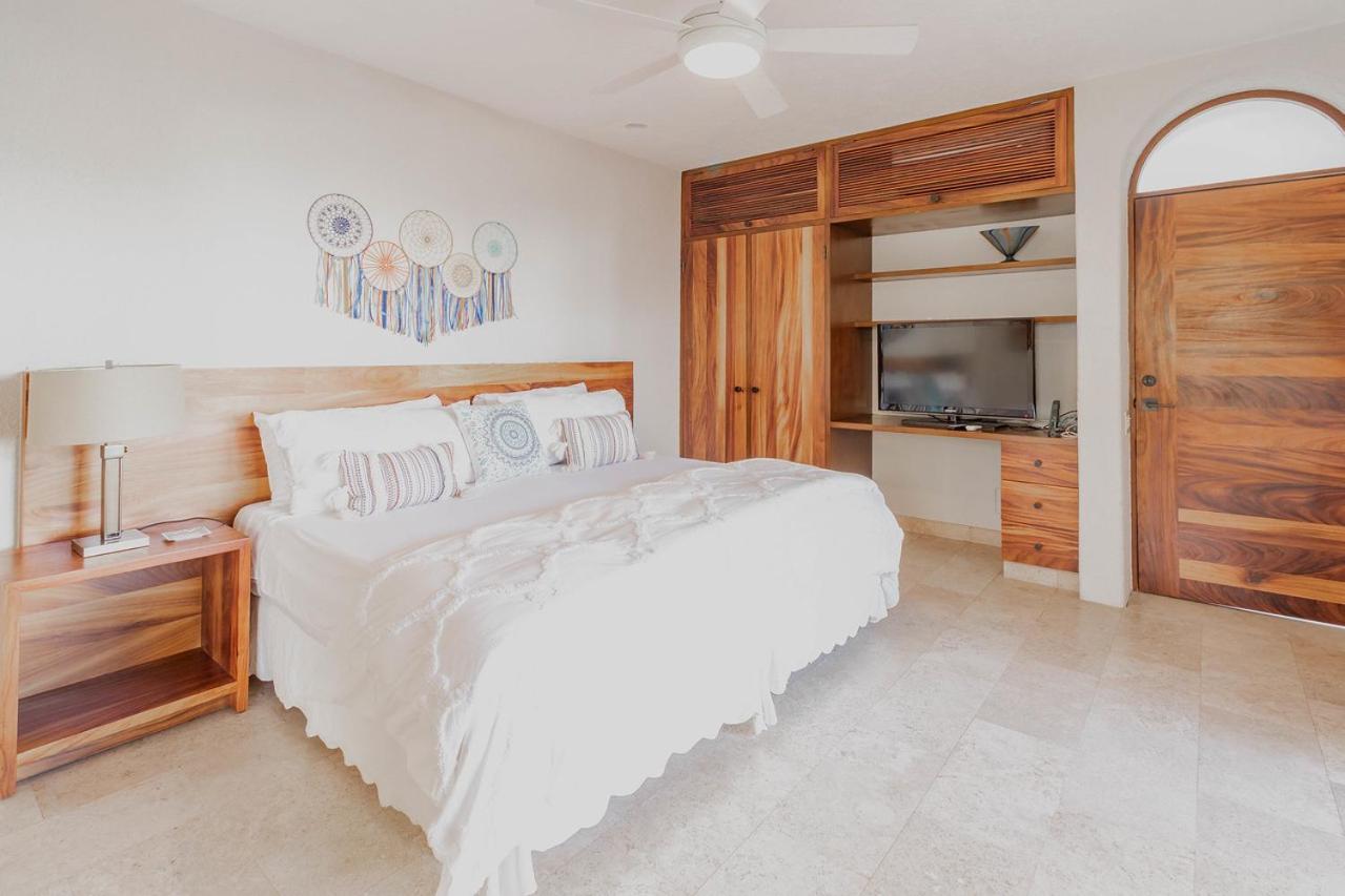 Villa Contemporary With 2 Pools, Walking Distance To And Butler Included