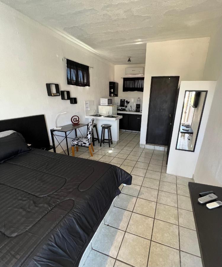 Cozy Black And White Studio Apartment Cabo San Lucas