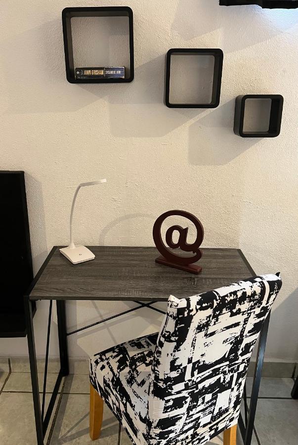 Apartment Cozy Black And White Studio *