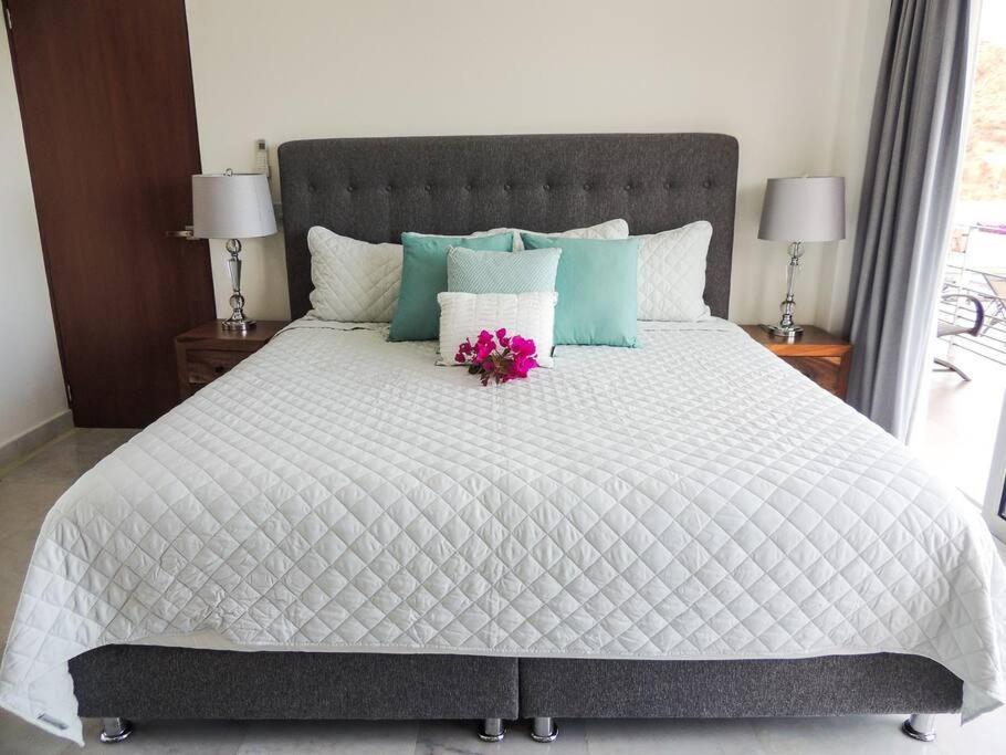 Beautiful Ocean View Condo, 3br 3.5 Bt Apartment