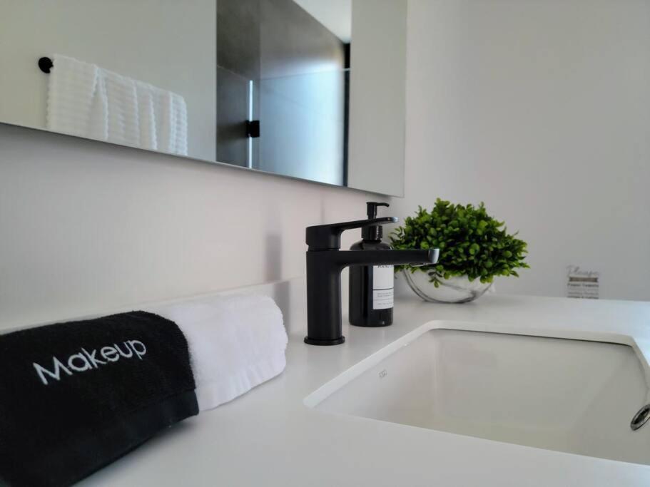 Apartment Endless Summer: Oceanview With Pool, Steps From