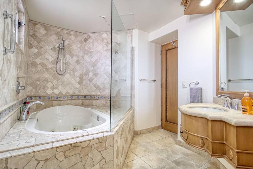 Apartment Oceanfront Penthouse, 2 Masters, 2 Baths, Kitchen! *