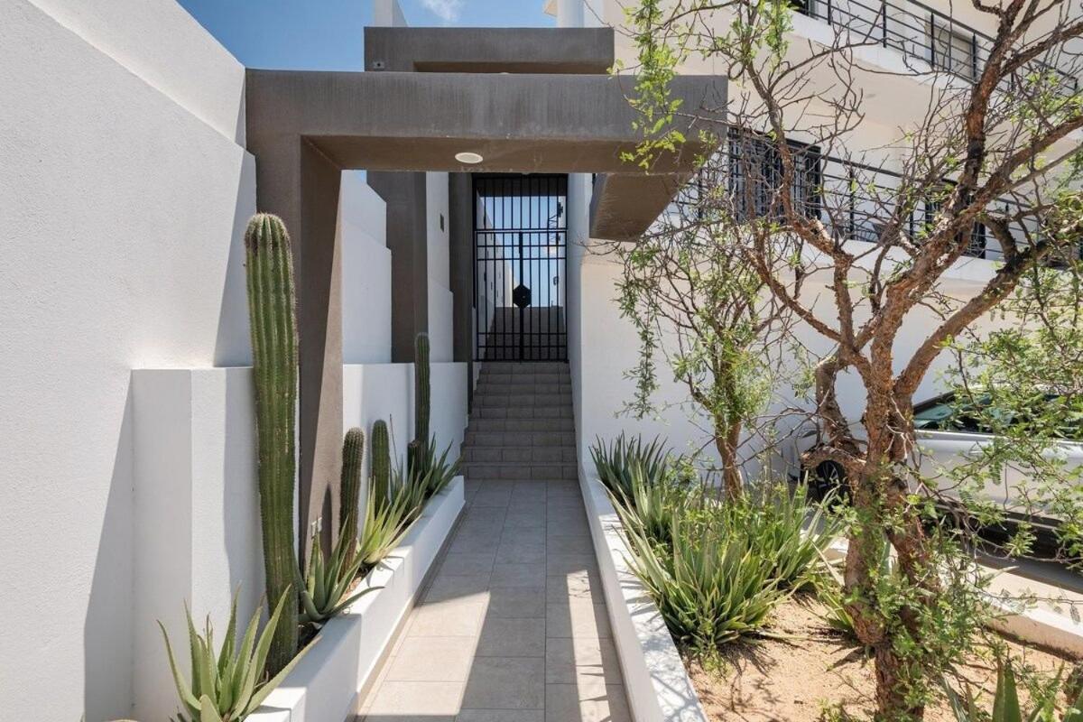 Primer Piso , 3 Recamaras+2.5 Banos +alberca Apartment *