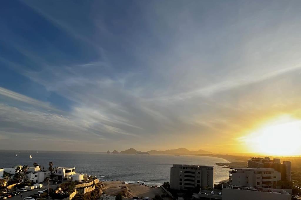 Oceanfront Penthouse, 2 Masters, 2 Baths, Kitchen! *