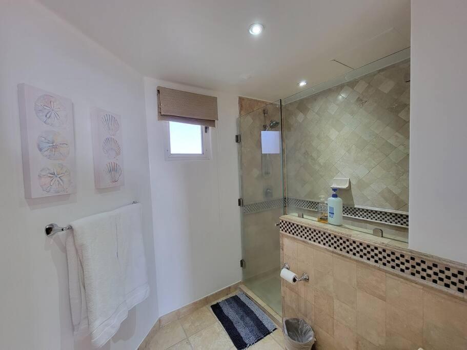 Oceanfront Penthouse, 2 Masters, 2 Baths, Kitchen! Apartment