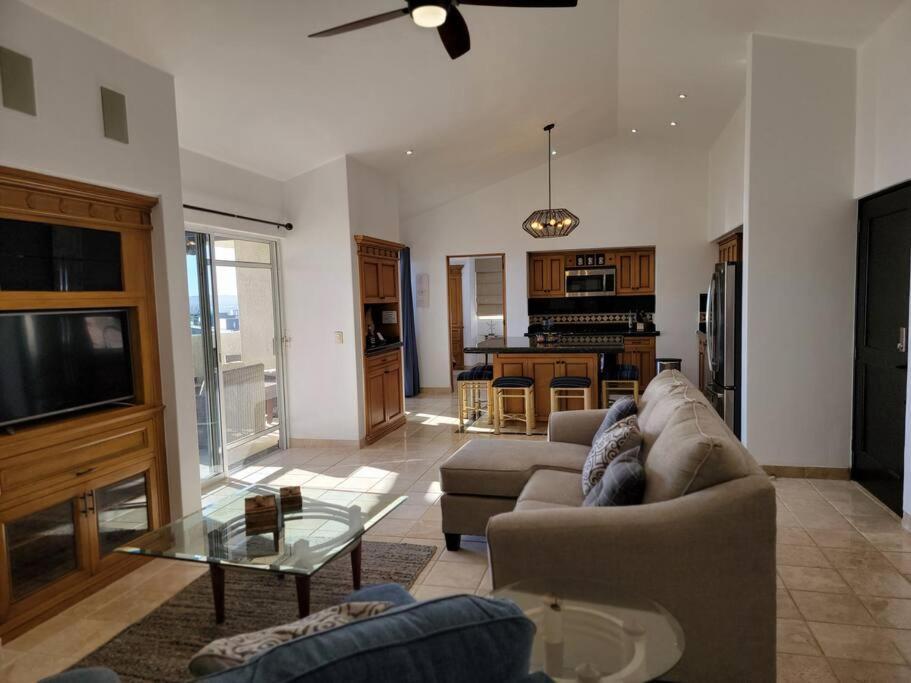 Oceanfront Penthouse, 2 Masters, 2 Baths, Kitchen! Apartment