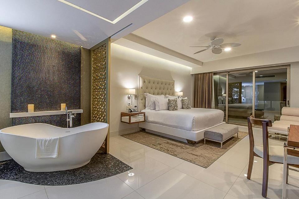 Residential Retreat 3 Bedroom Ocean Front Garza Blanca Cabos & Apartment