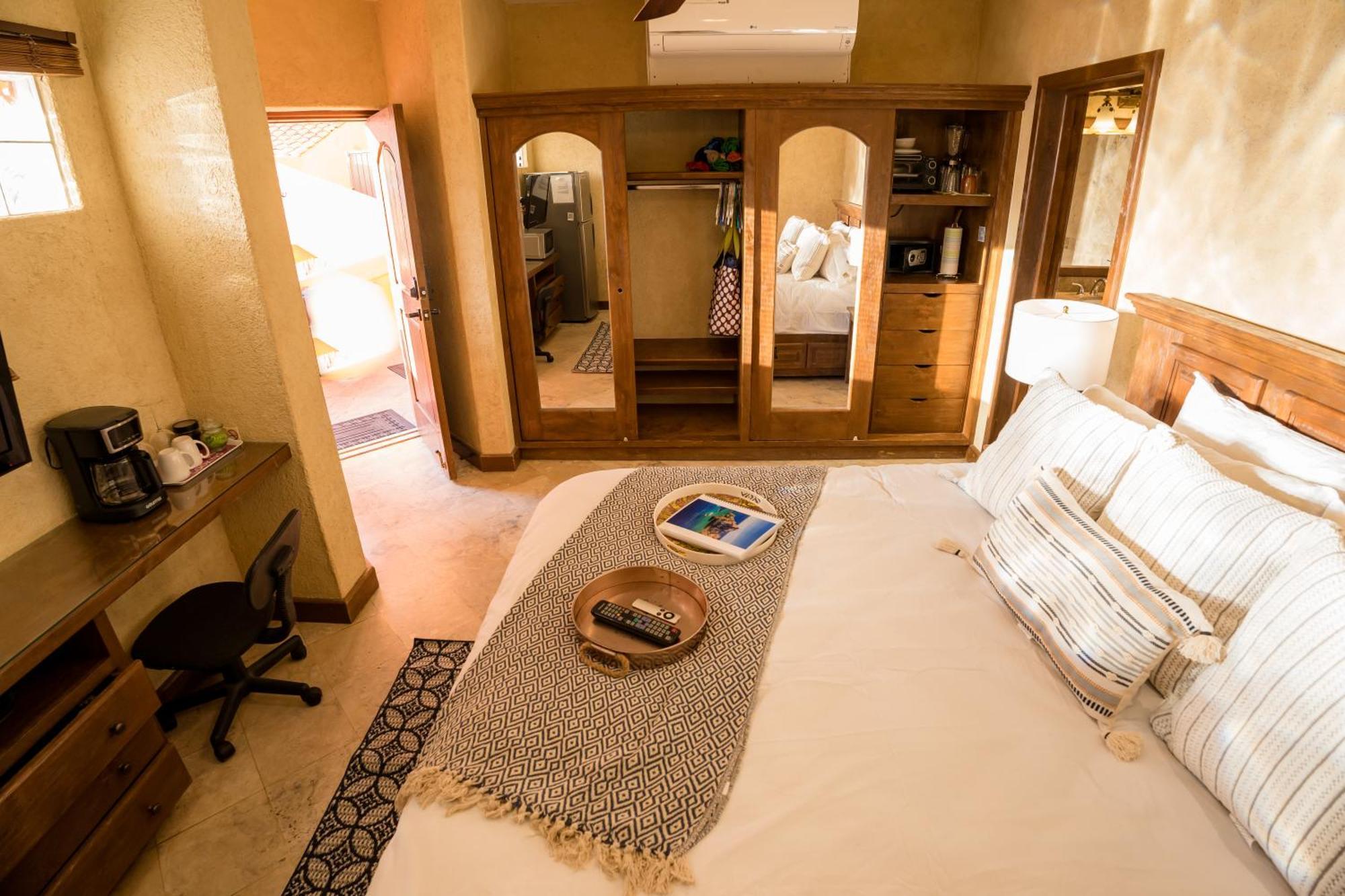 Apartment Beachside Bliss Studio, Walk To The Marina And Cabo San Lucas