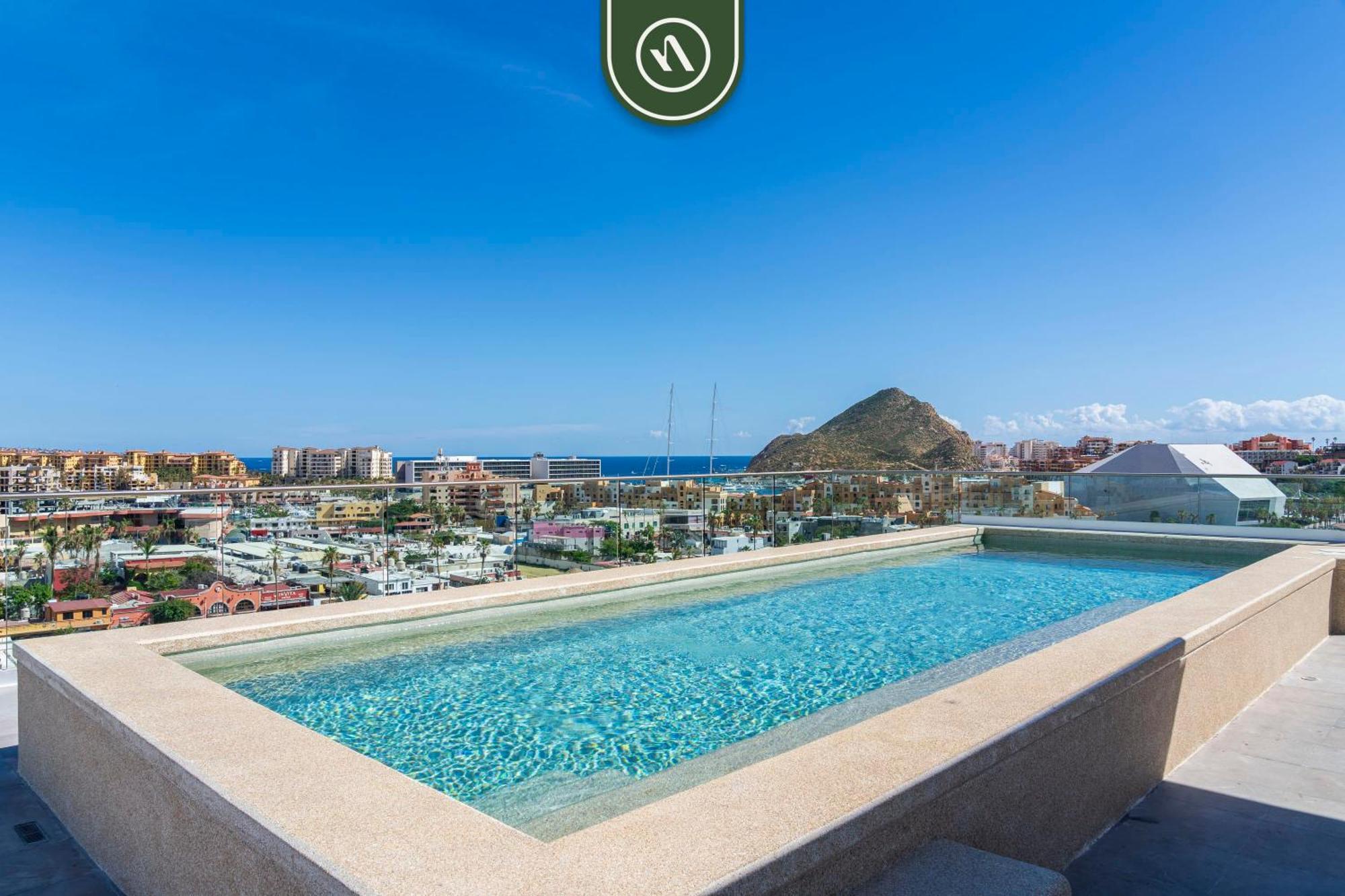 Amazing With Rooftop Pool *