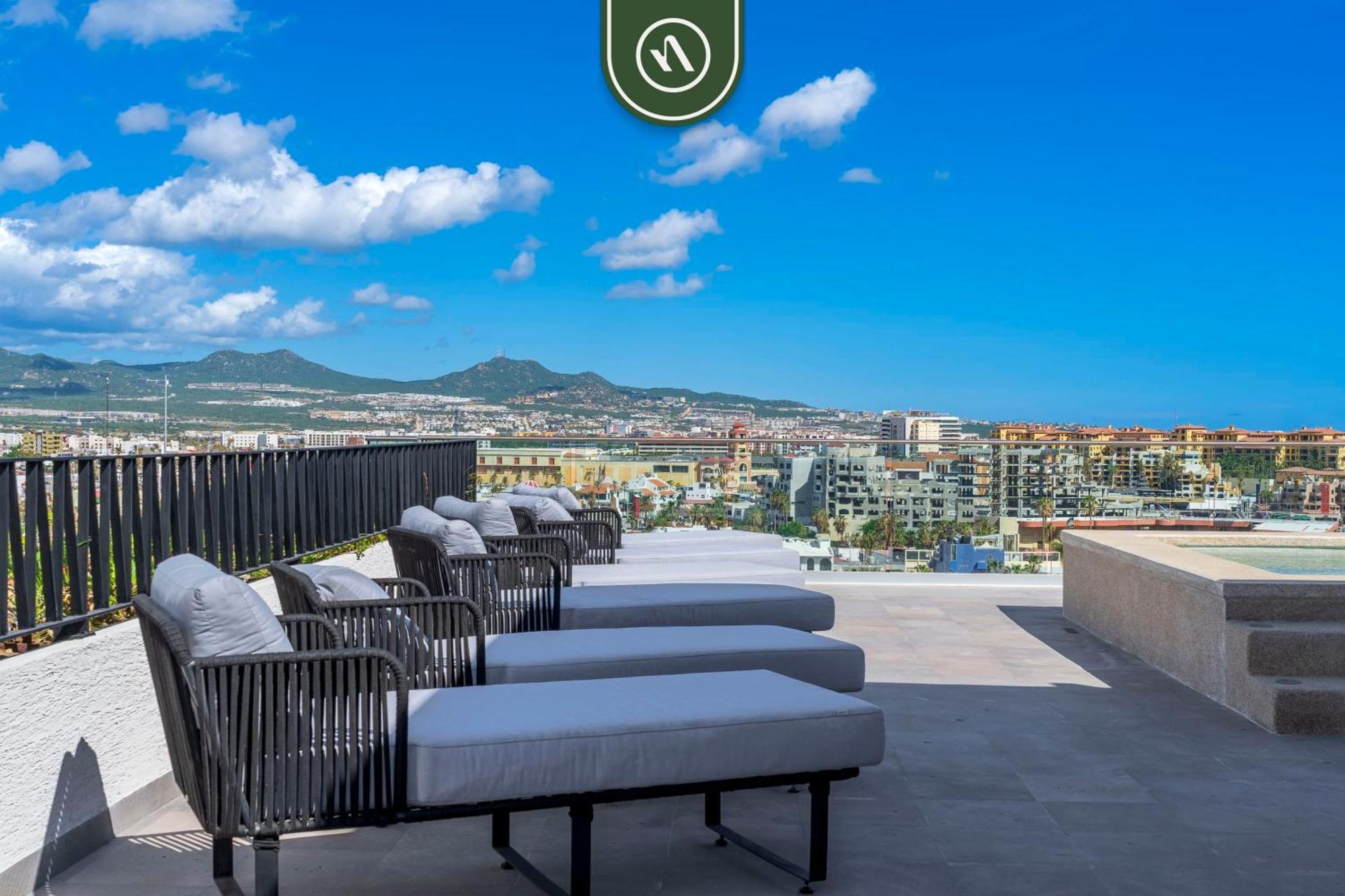 Amazing With Rooftop Pool *