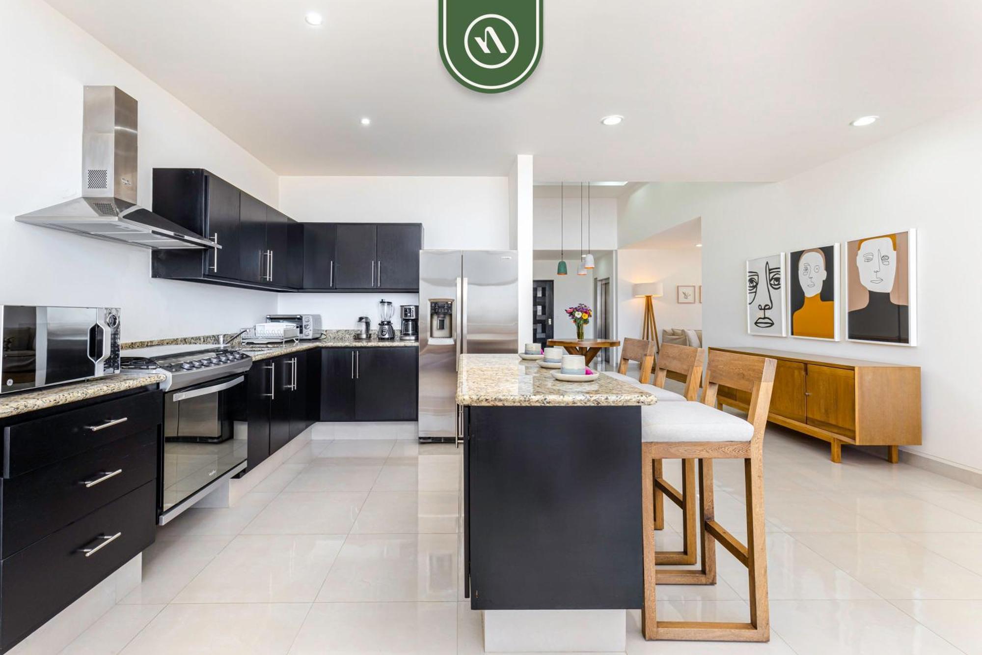 Brand New 3 Bedroom Penthouse - Oceanview Rooftop Pool Apartment *