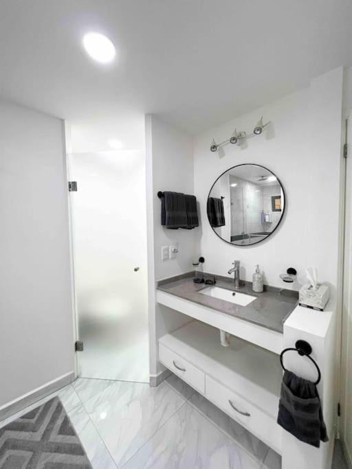 Apartment Amazing Location 1-bdrm Lrg Balcony W-pool Lily *