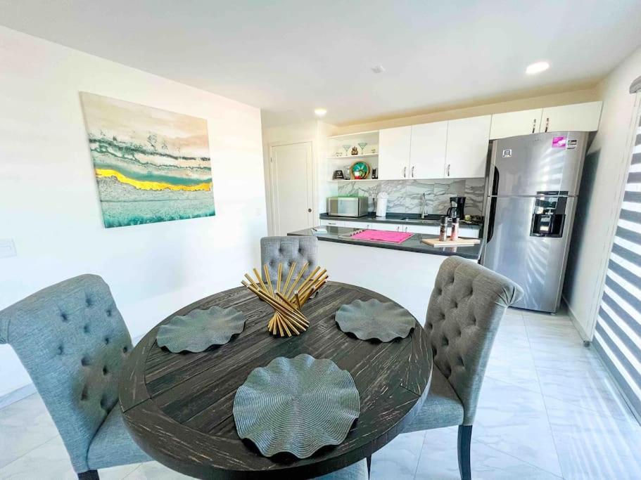 Apartment Amazing Location 1-bdrm Lrg Balcony W-pool Lily