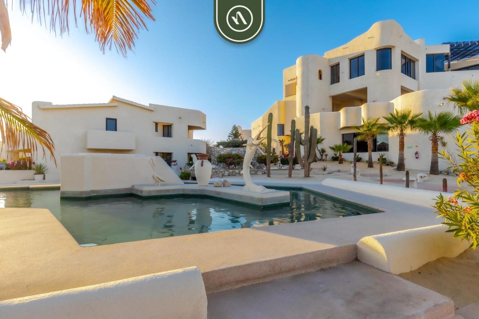 Luxury Beachfront 2 Bedroom - Pool - King Beds Apartment *