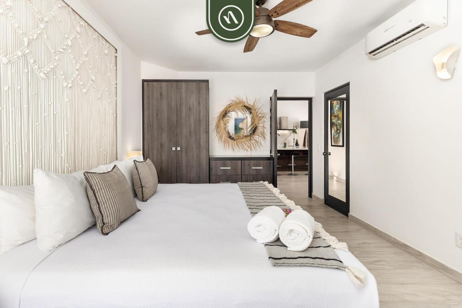 Luxury Beachfront 2 Bedroom - Pool - King Beds * Cabo San Lucas