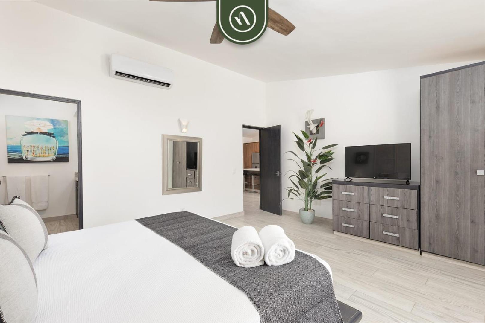 Luxury Beachfront 2 Bedroom - Pool - King Beds