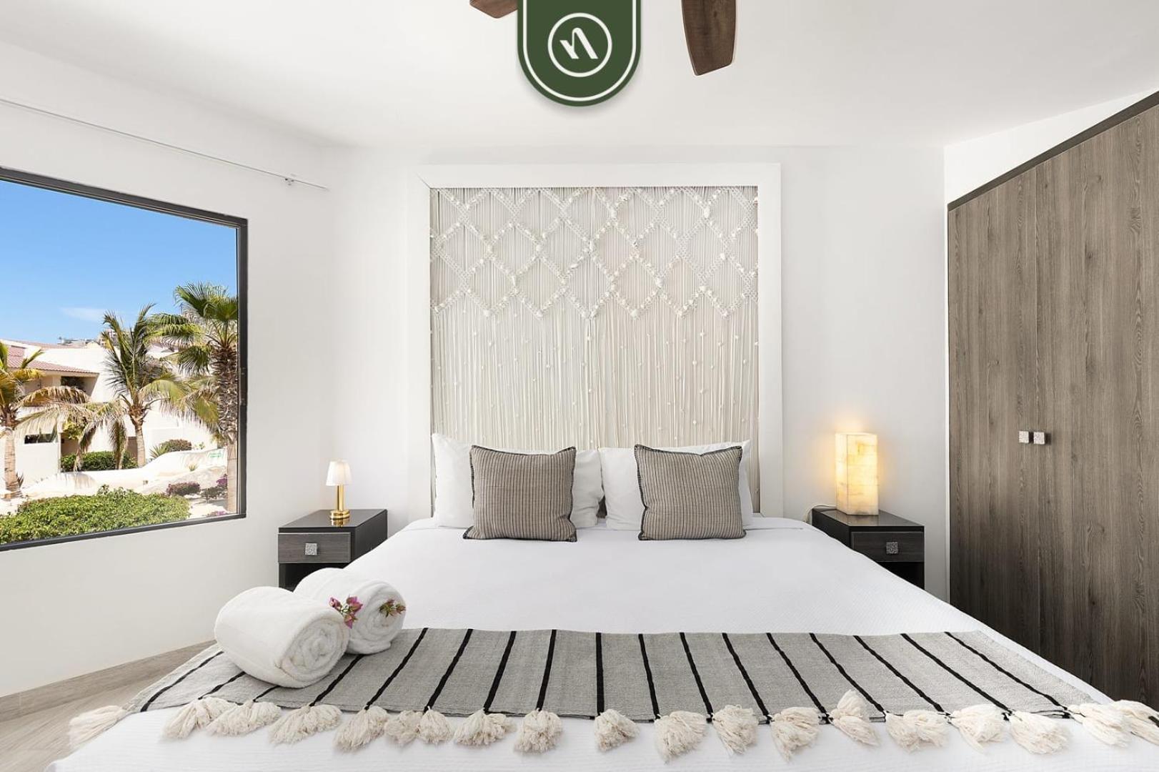 Luxury Beachfront 2 Bedroom - Pool - King Beds Cabo San Lucas