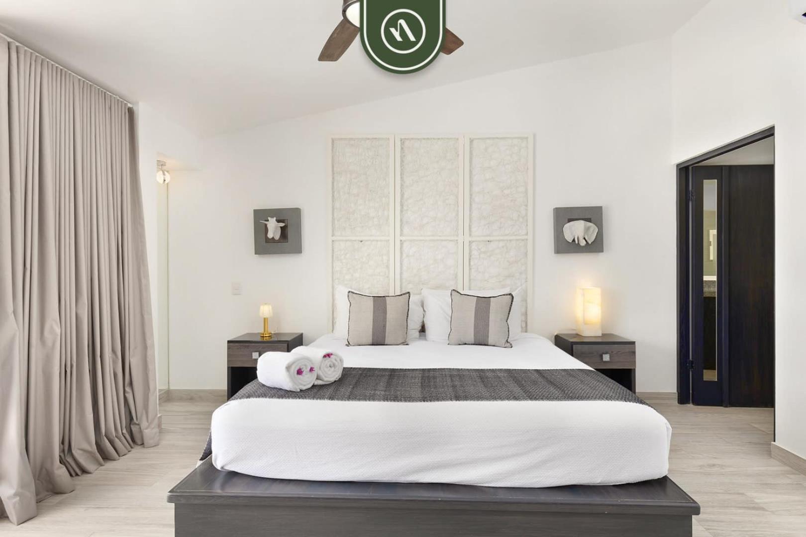 Luxury Beachfront 2 Bedroom - Pool - King Beds * Cabo San Lucas