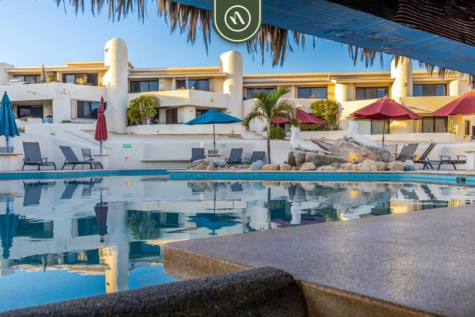 Luxury Beachfront 2 Bedroom - Pool - King Beds Apartment
