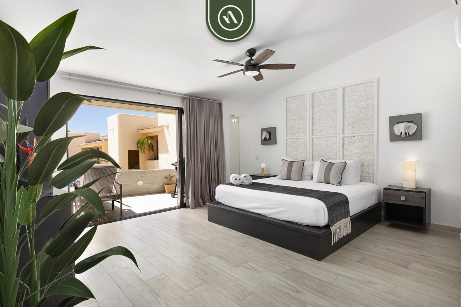Luxury Beachfront 2 Bedroom - Pool - King Beds Apartment *