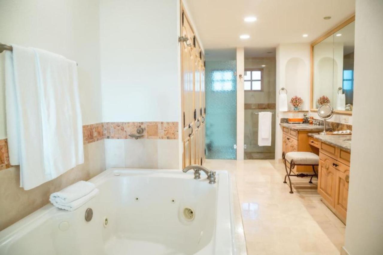 Beachfront, Premium Ocean View, 5 Star, Vle 1604 Holiday home