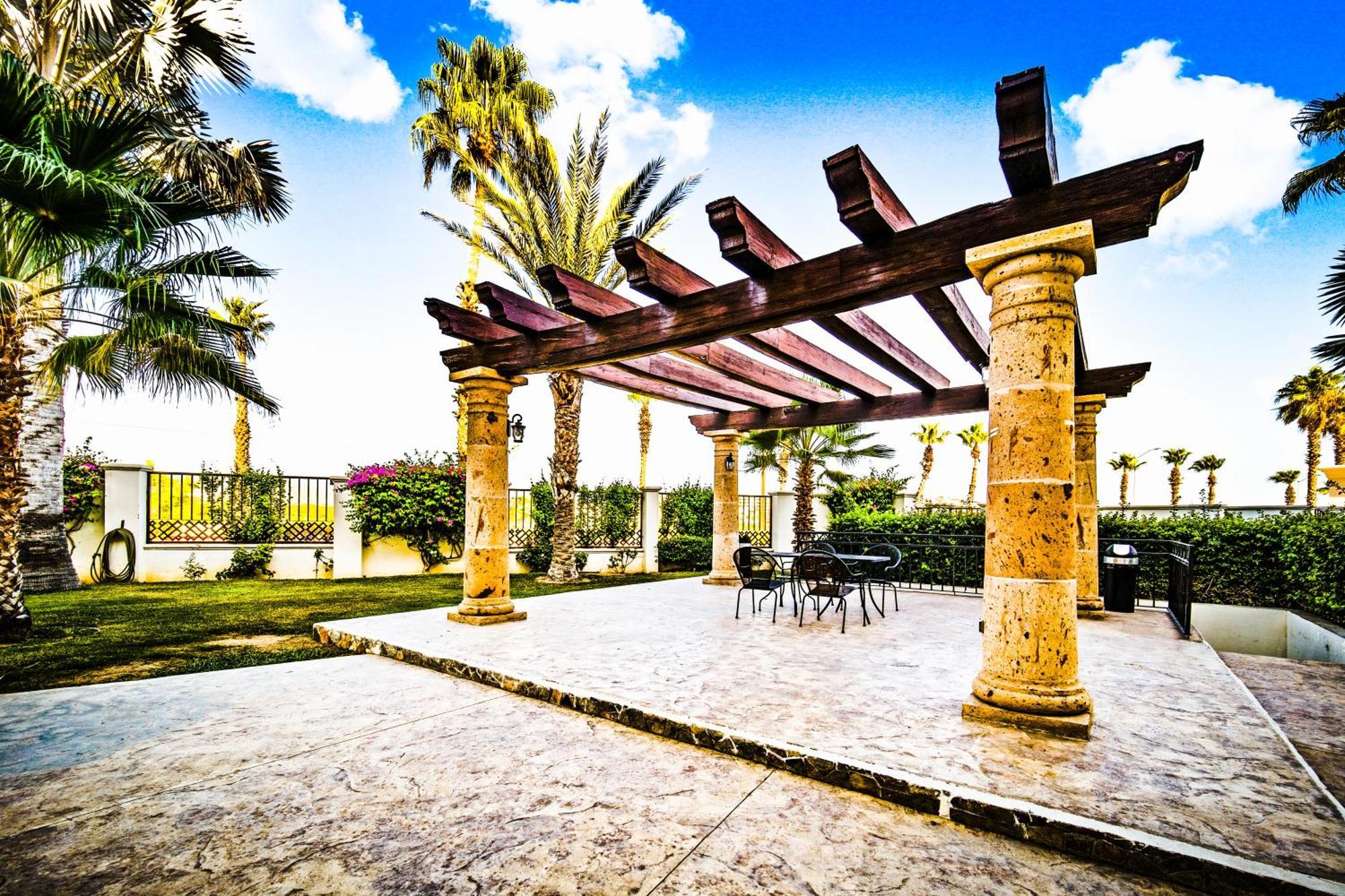 Perfect Location Relax In Style Minutes From Apartment