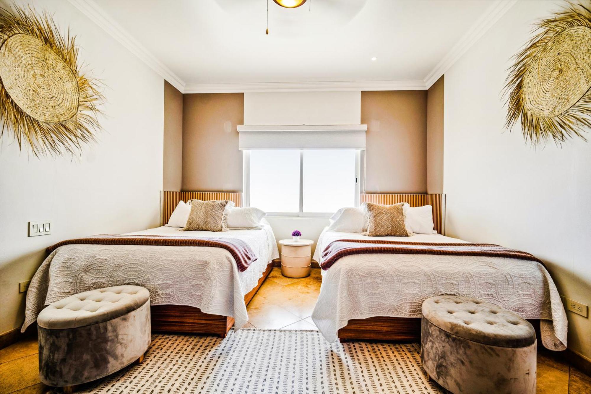 Perfect Location Relax In Style Minutes From Apartment *