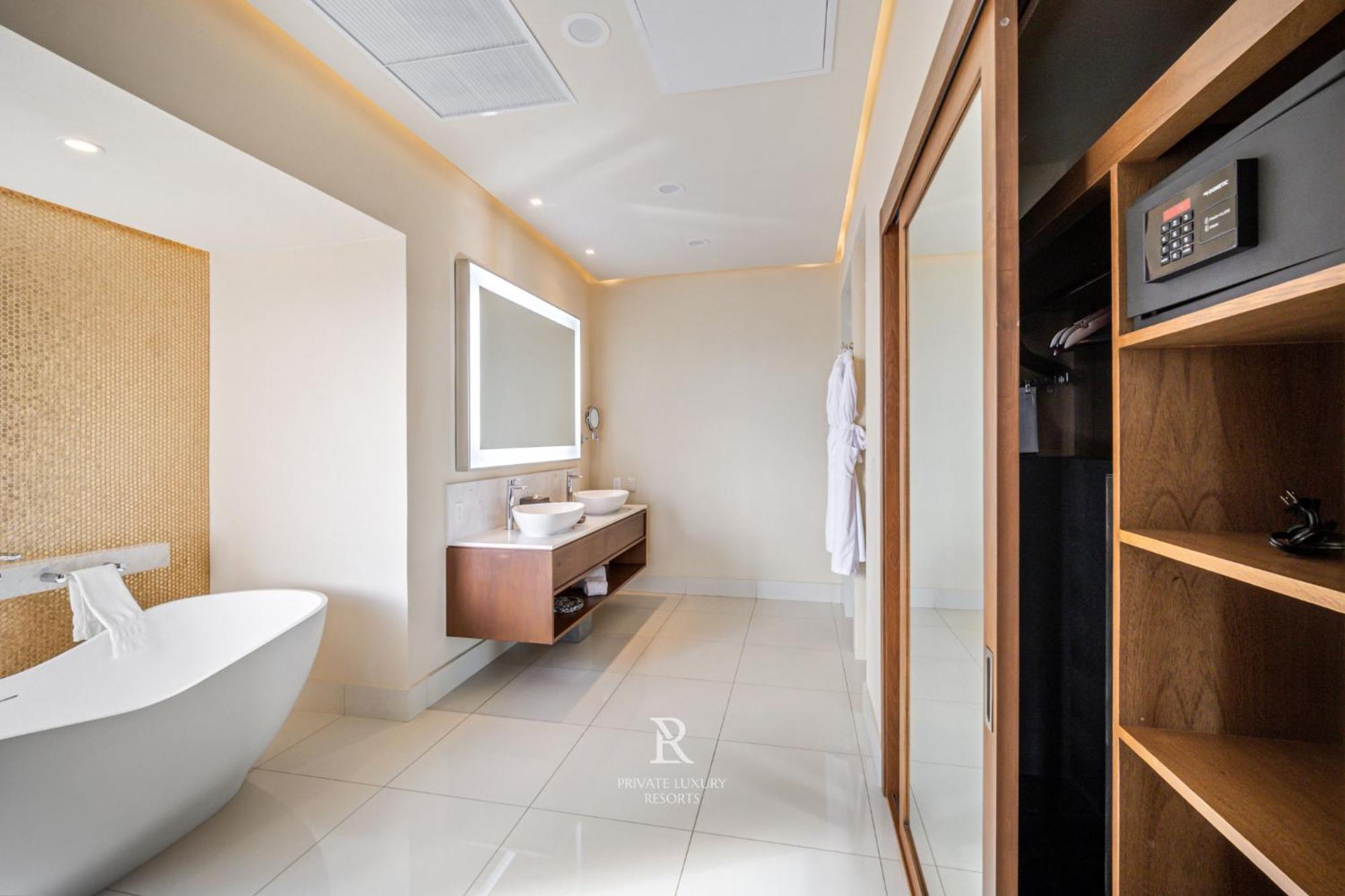 Resort Three Bdr Ocean Front Lockoff - La Valencia *