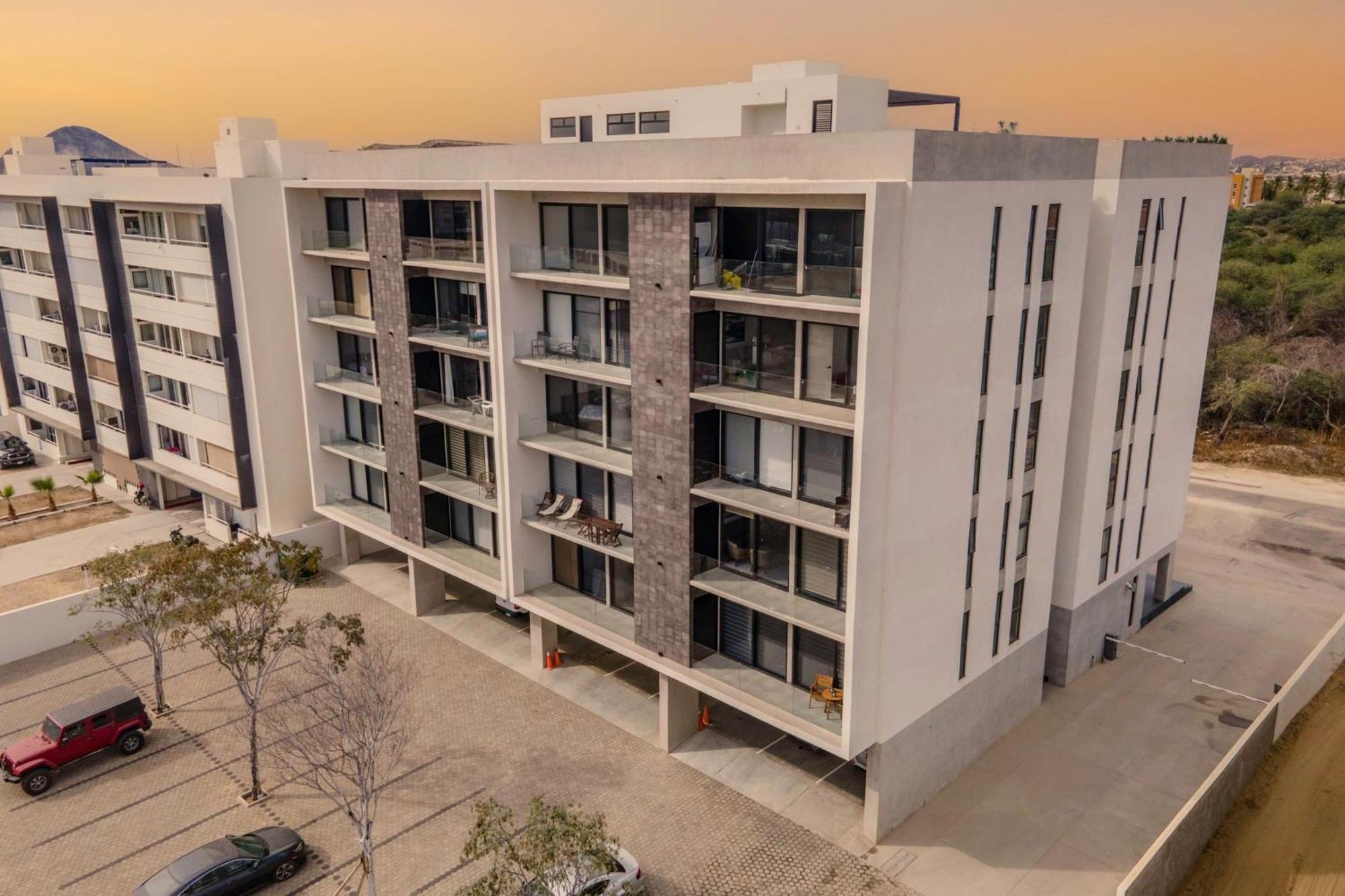 Exquisite Beachside 2 Bedroom Gym & Rooftop Pool Сasa de vacaciones Cabo San Lucas