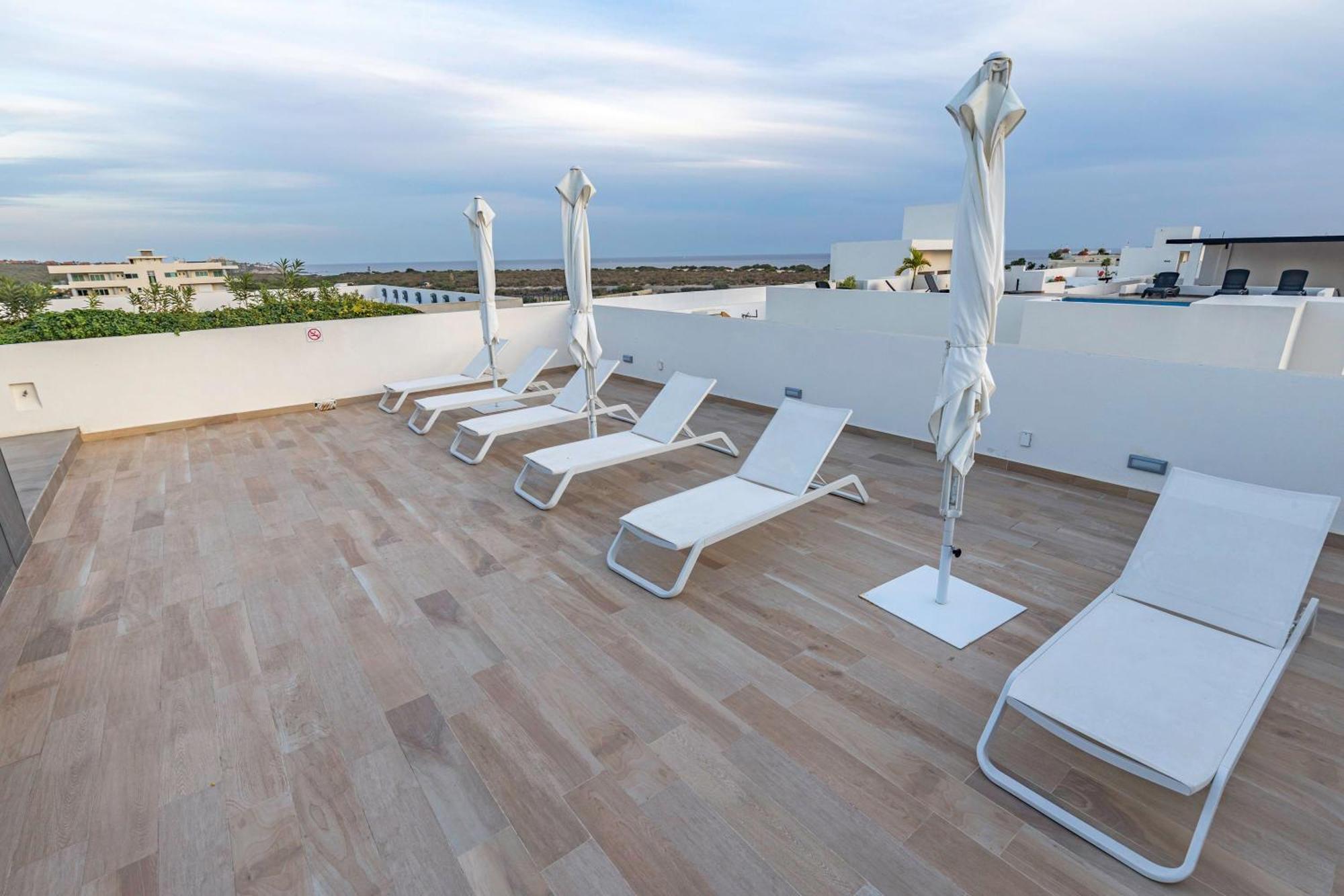 Exquisite Beachside 2 Bedroom Gym & Rooftop Pool